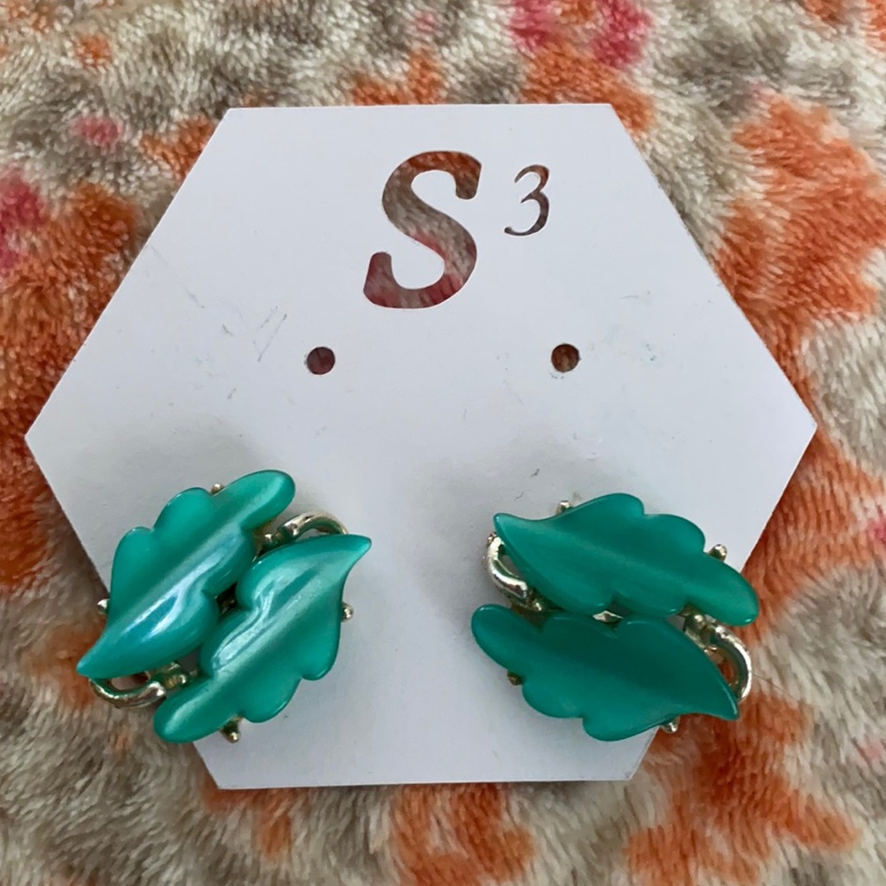 Beautiful vintage clip style green leaves 🍃